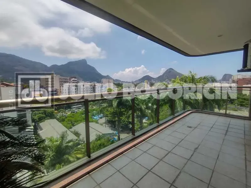 Cobertura à venda no Leblon com varanda 3 suítes terraço com piscina 2 vagas.