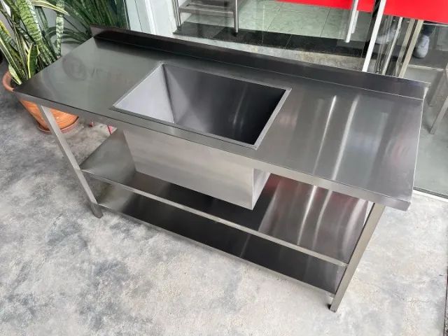 Pia industrial com cuba no modelo tanque - deslocada para o lado que preferir- nova