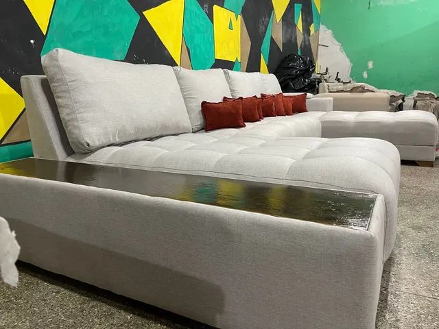 Sofá de luxo pé em madeira com molas ensacadas e mesa  - Foto 2