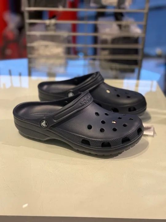 Sandália Crocs Classic Azul 36  - Foto 4