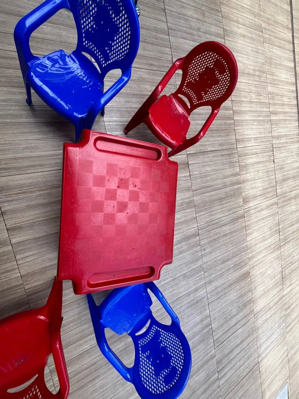 Vendo mesa infantil 4 cadeiras