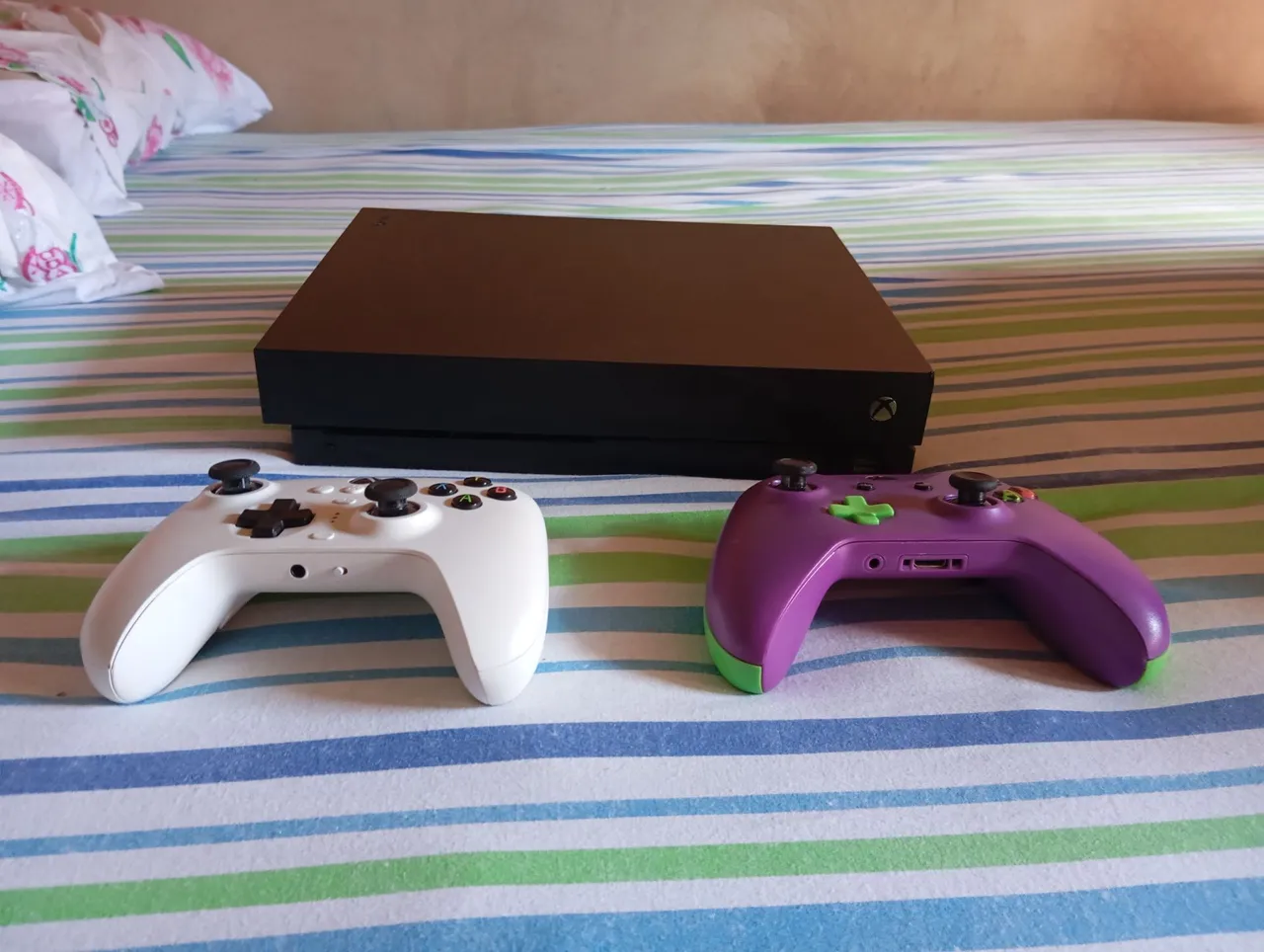 Xbox one X com 2 Controles