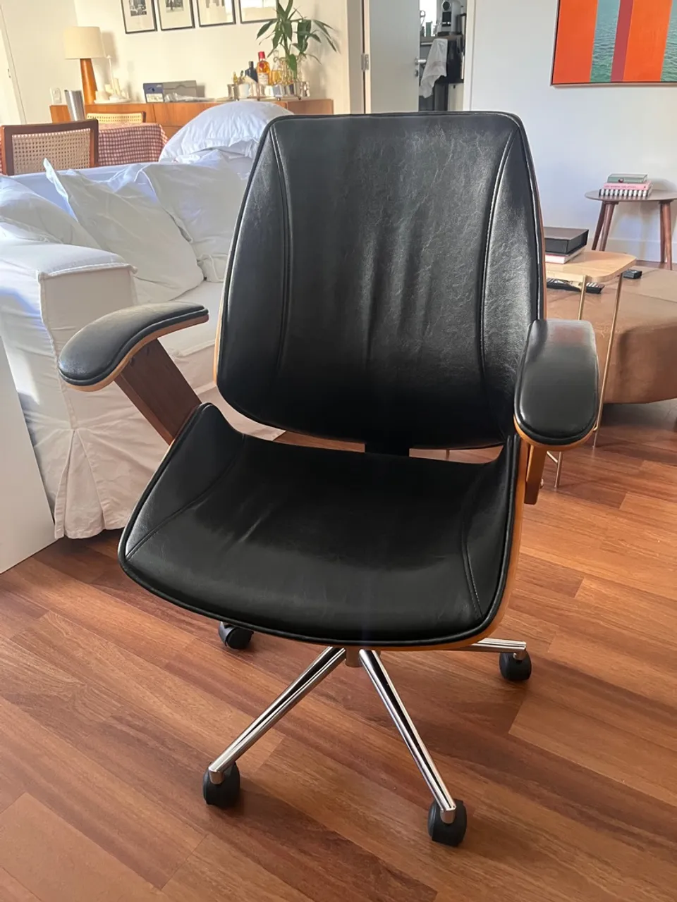 Cadeira de escritório com design moderno