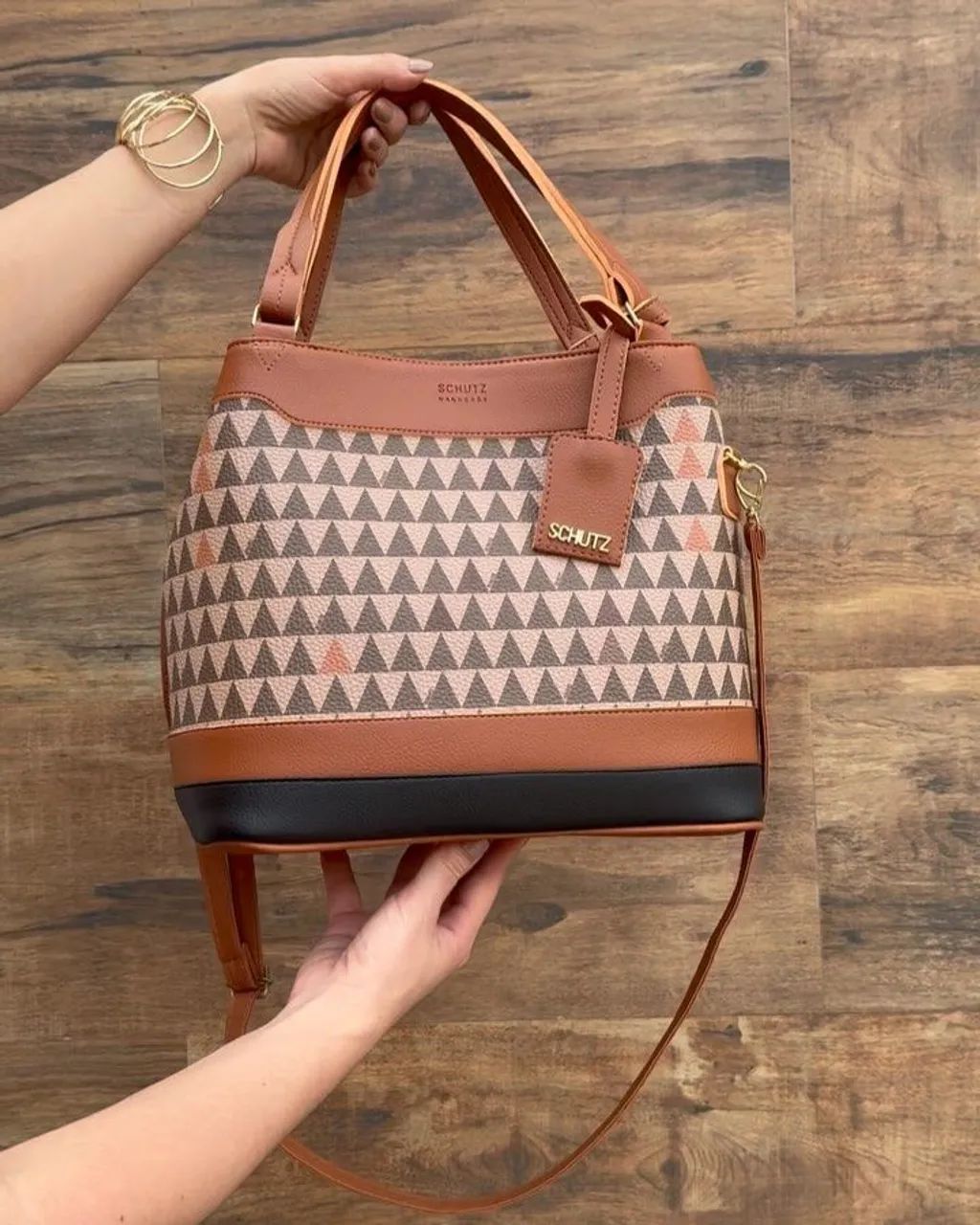 Bolsa Schutz triangle estampada com alça de ombro e mão
