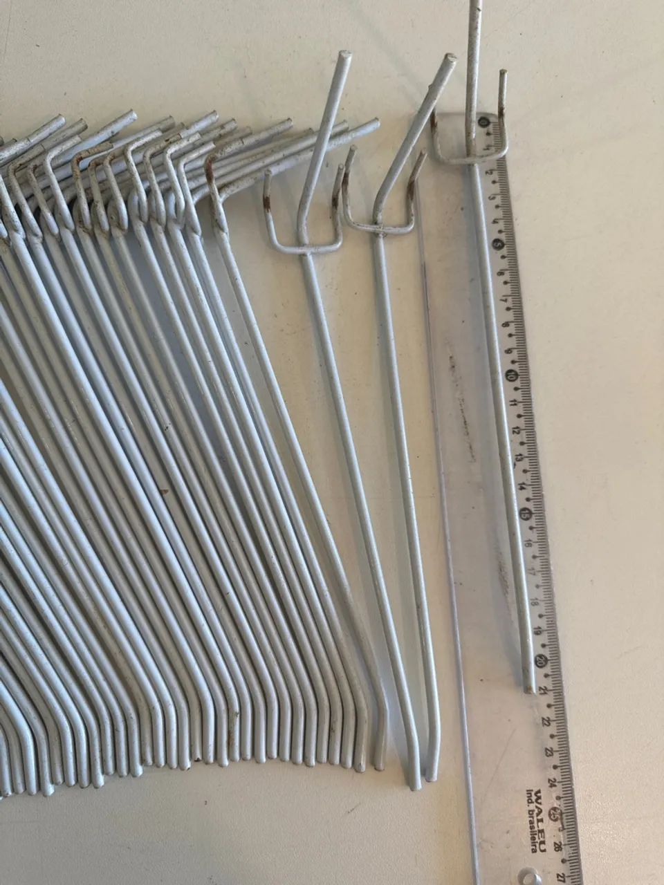 93 cabides ganchos de metal para painel aramada  - Foto 4