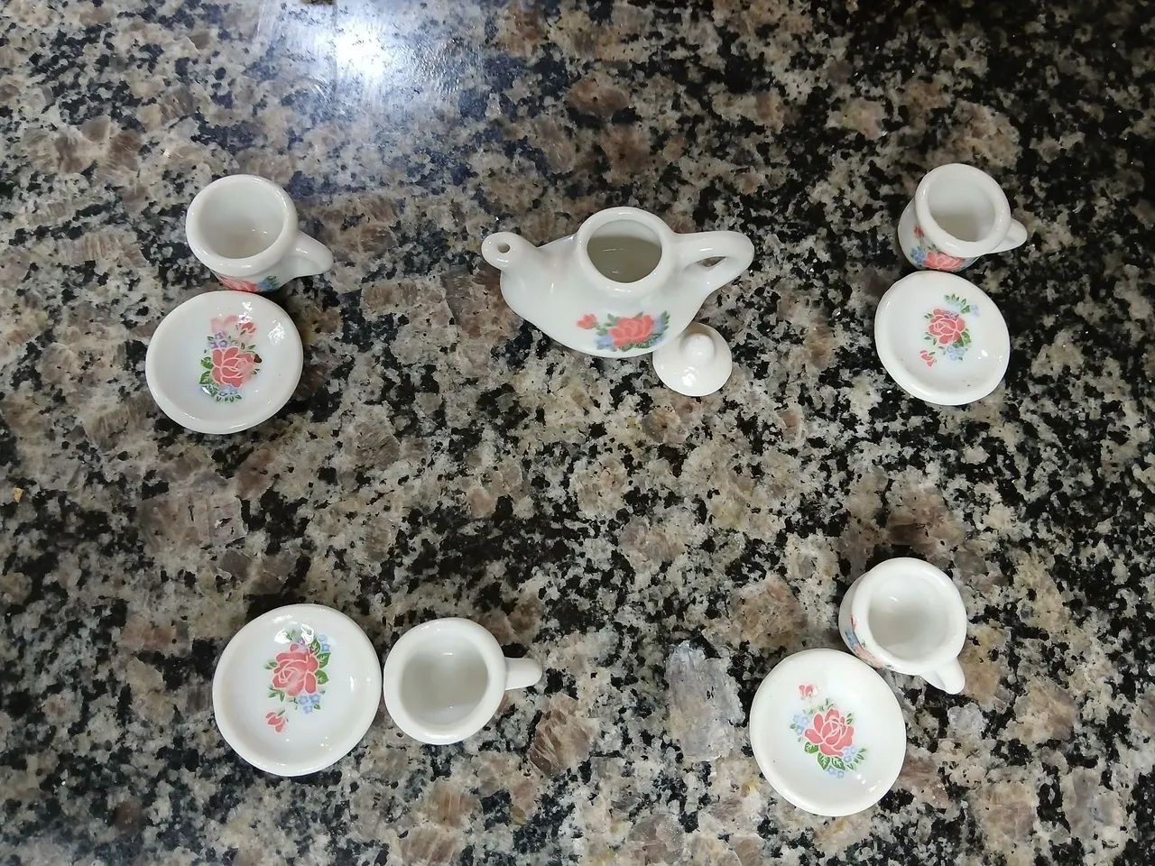 Mini armário em madeira com peças tipo porcelana  - Foto 4