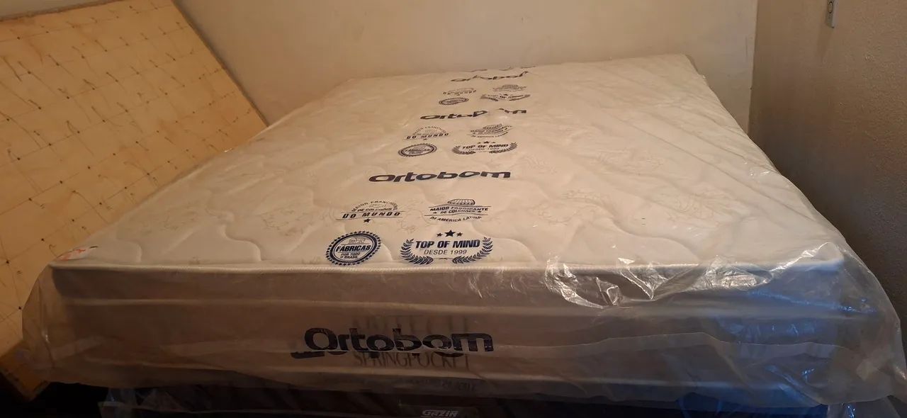 Cama casal Queen. 