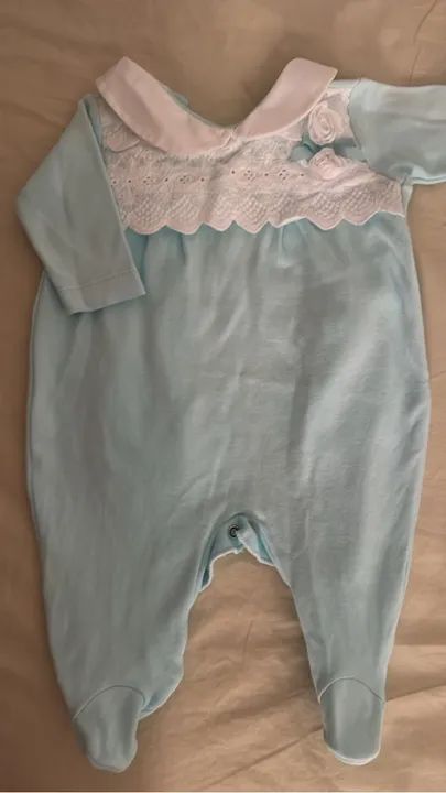 Macacões de menina azul rosa e salmão com detalhes de marca 