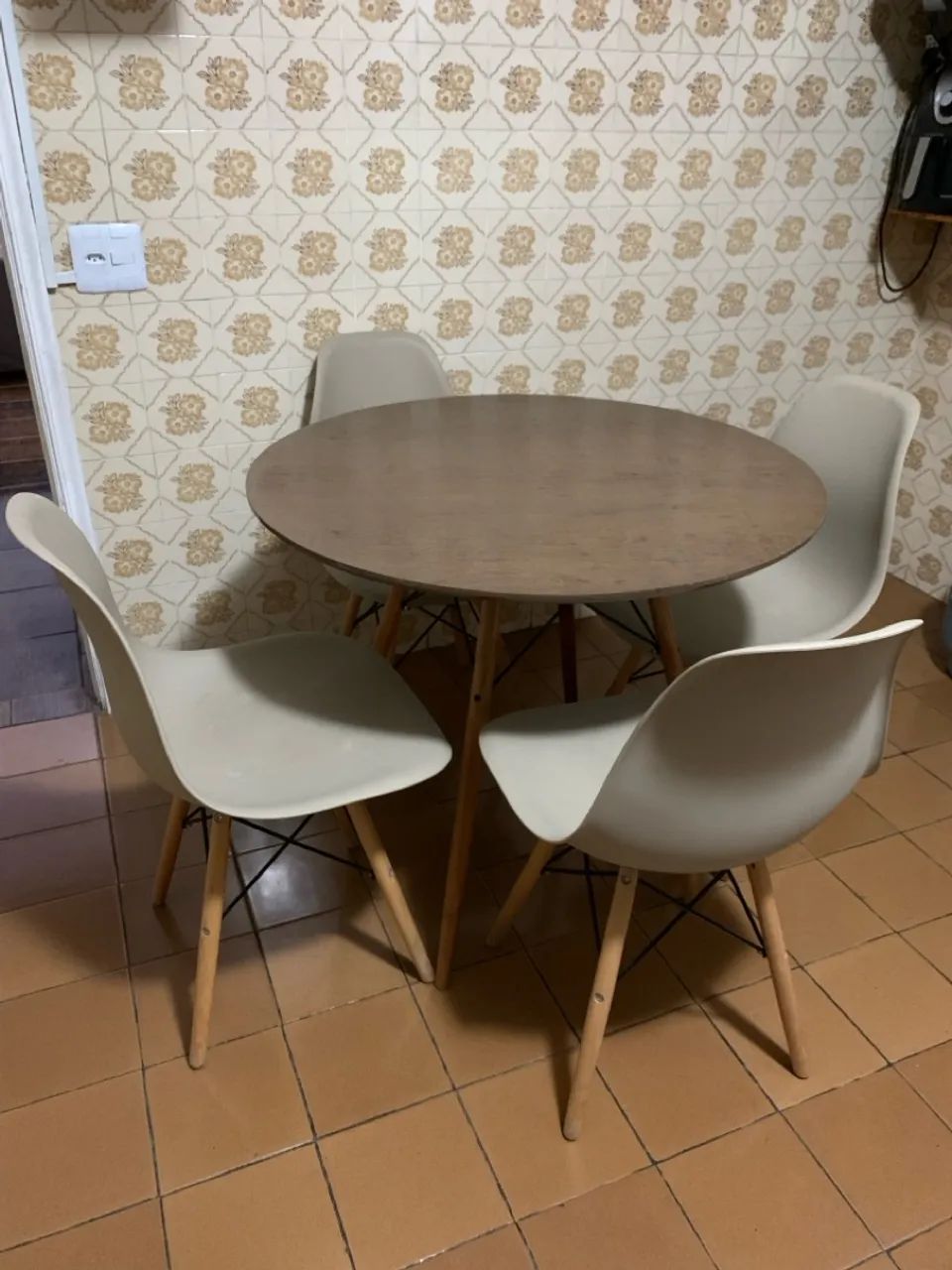 Mesa de Jantar com 4 Cadeiras - Foto 2