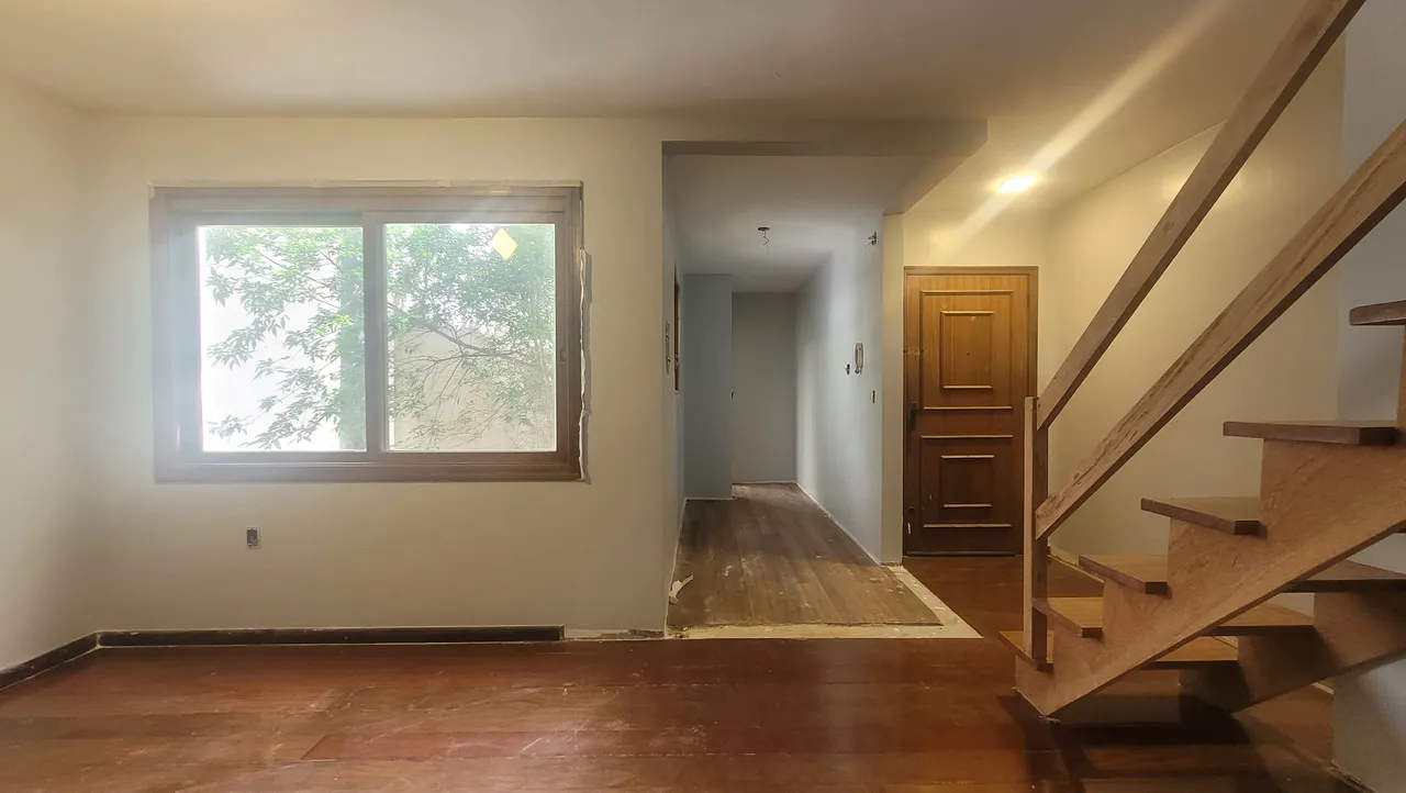 Duplex para venda possui 122 metros quadrados com 3 quartos em Independência - Porto Alegr