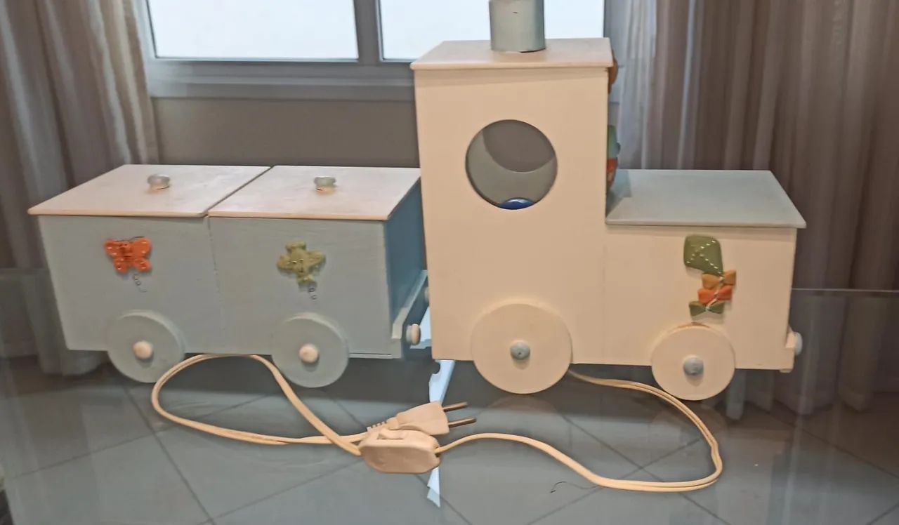 Trem de madeira decorativo infantil
