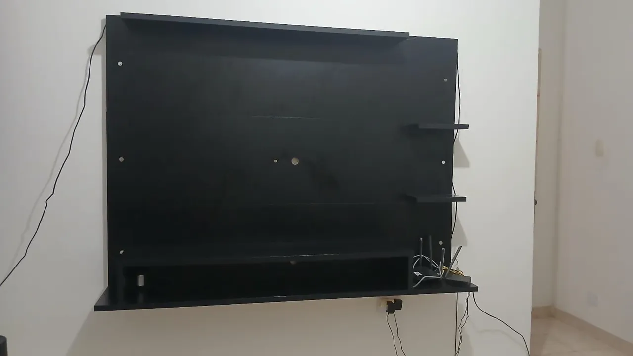 Painel para TV com prateleiras