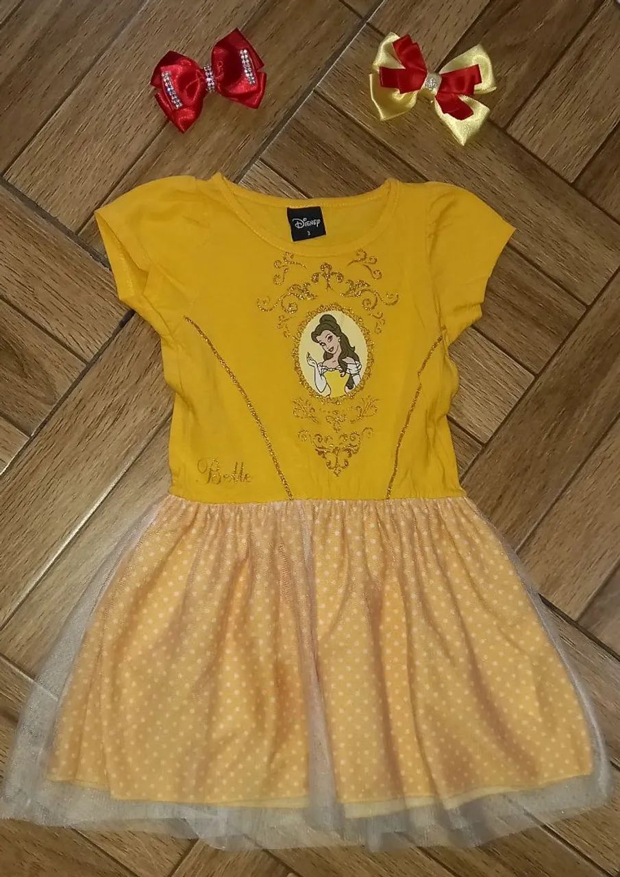 Vestido amarelo com laços de cabelo