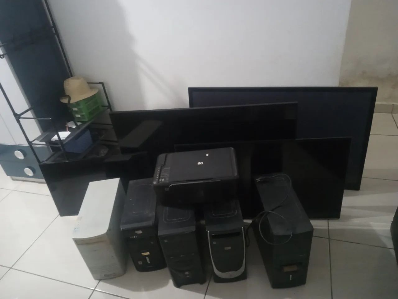 Kit com 4 tvs com a tela ruim + 5 CPUs três funciona + uma impressora. - Foto 2