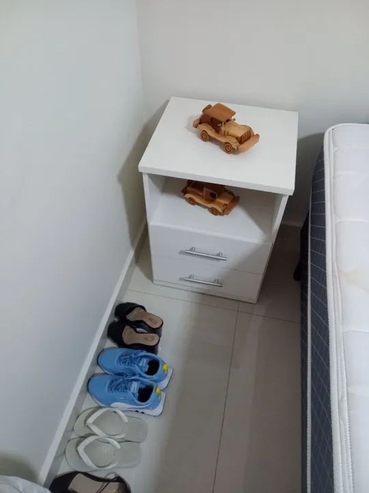 Criado-mudo branco com 2 gavetas - Foto 2