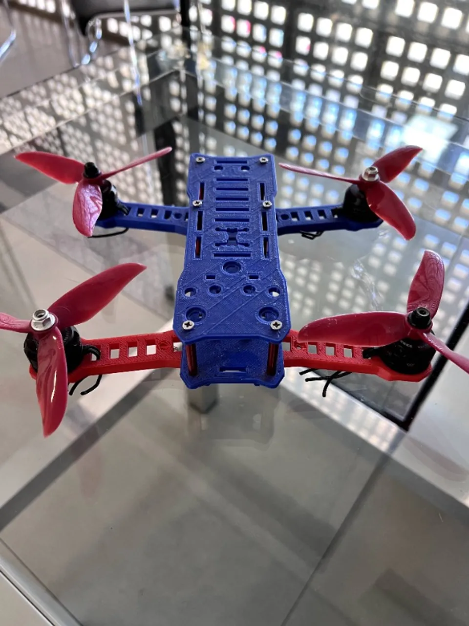 Drone chassi com motores escs e helices.