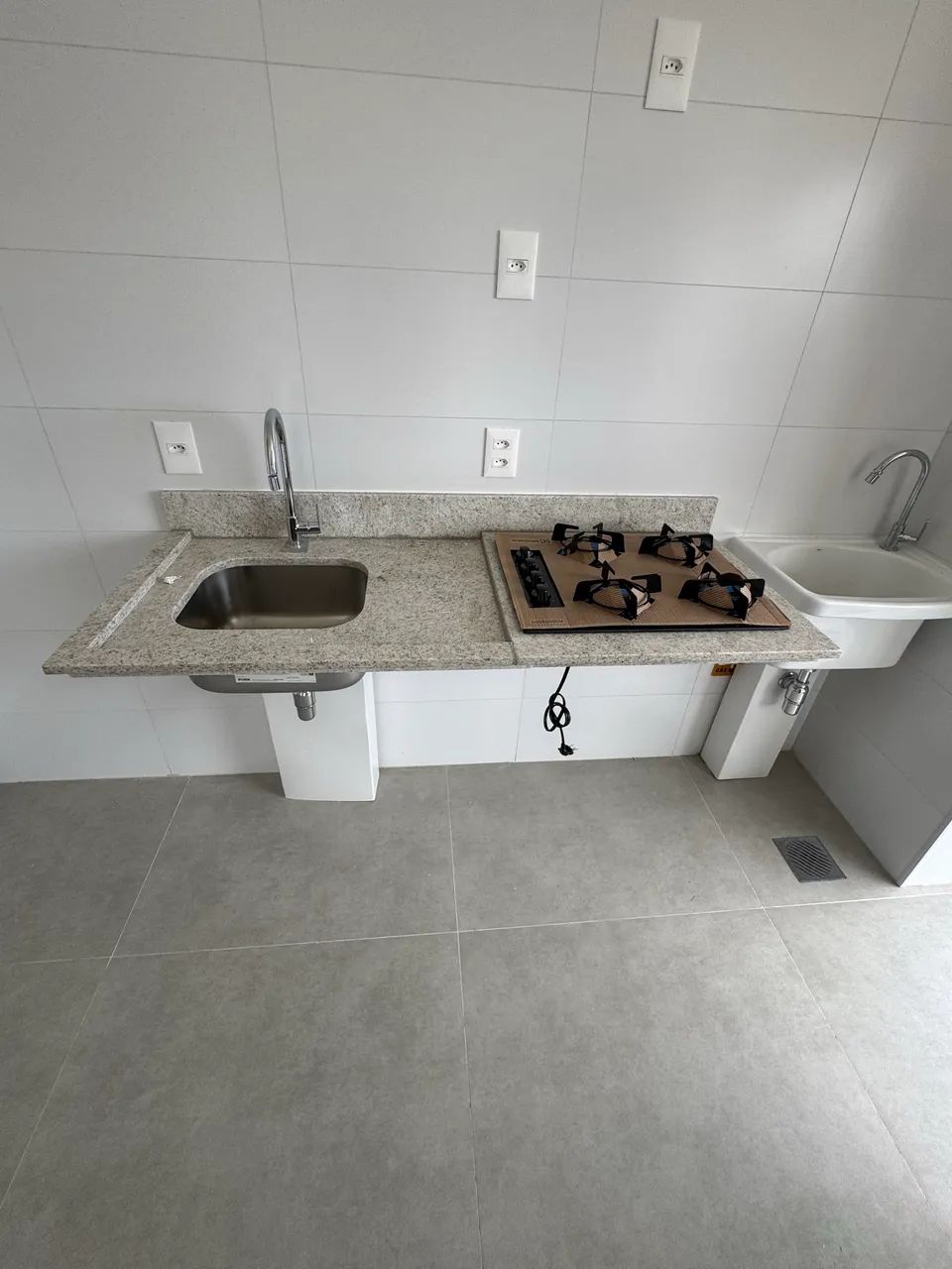 Bancada de mármore com cuba da pia e cooktop 4 bocas