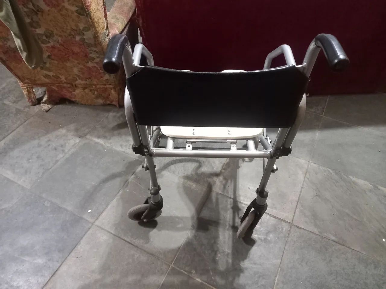 Cadeira de rodas higiênica quase nova - Foto 6