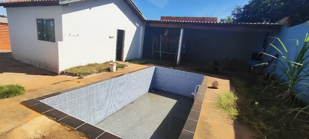 Casa com piscina, quitada. 