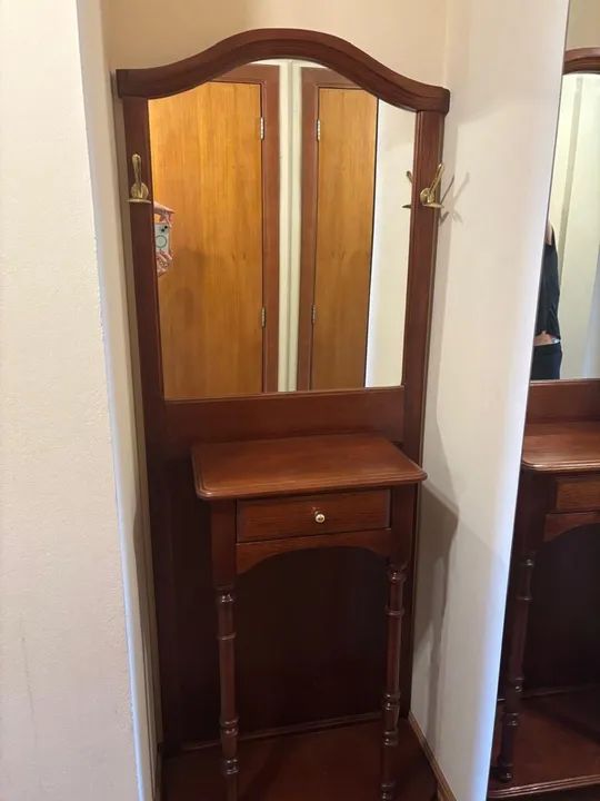 Penteadeira de madeira com espelho e prateleira