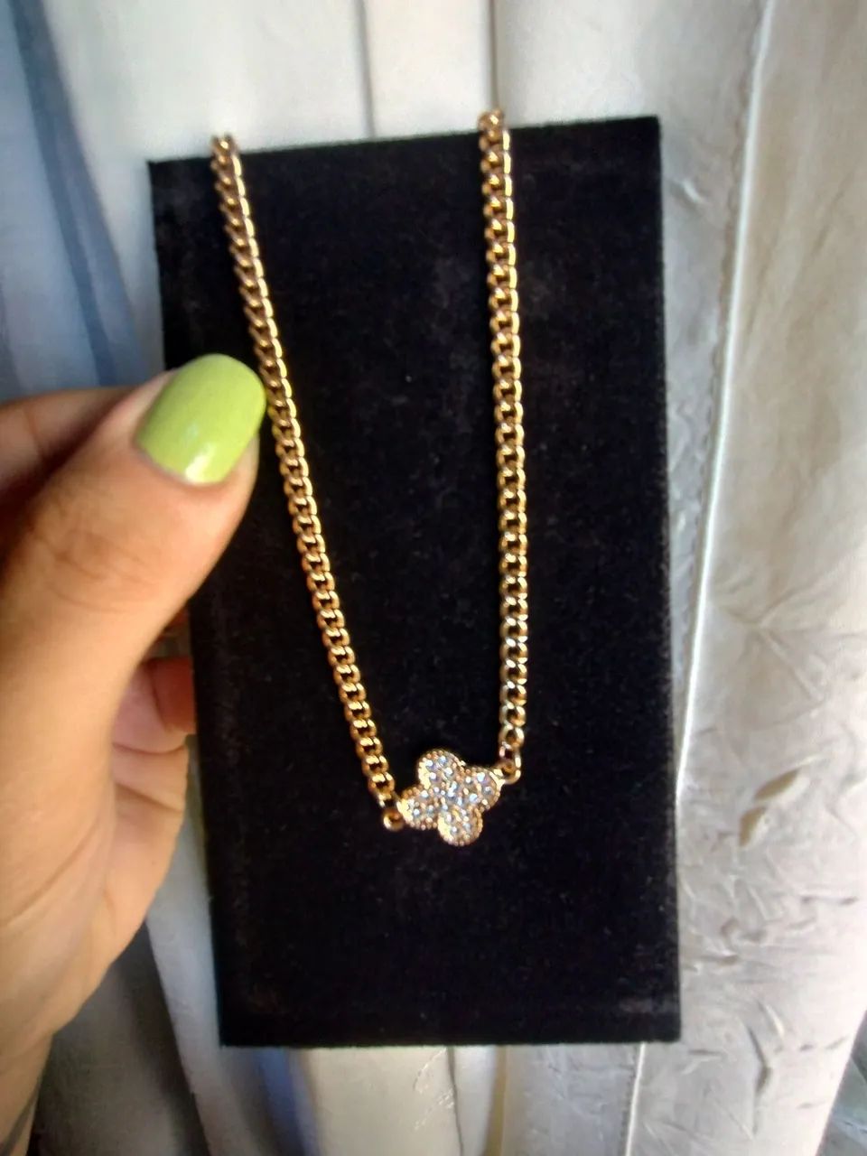Gargantilha Choker Dourada com Pingente De Trevo 