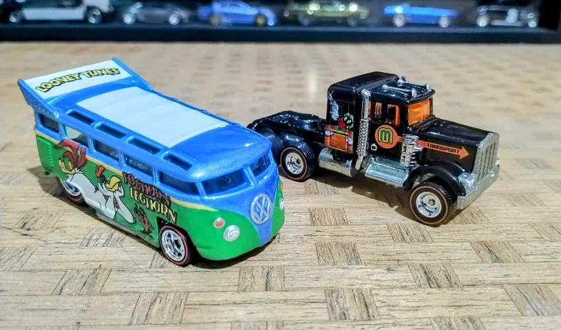 Hot Wheels - Volkswagen T1 Drag Bus e Marvin The Martian Kenworth W900 - 1/64 Loose