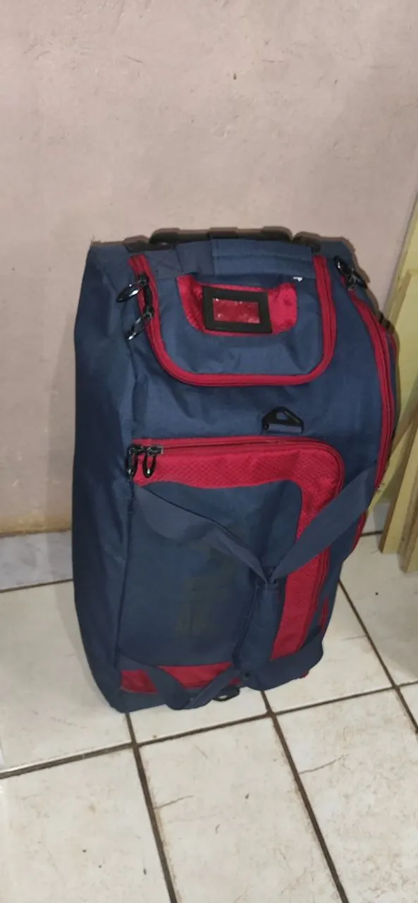 Mala de viagem azul e vermelha