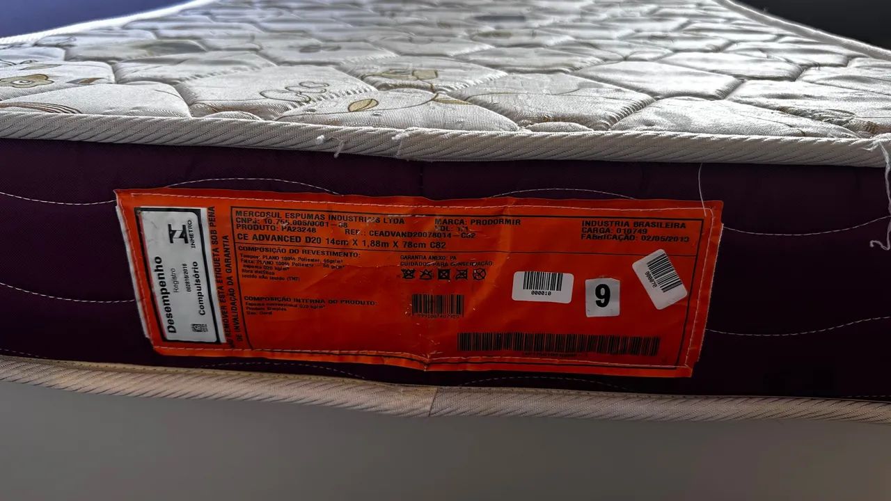 Vendo conjunto completo: 2 camas de solteiro + criado mudo + colchões! - Foto 3