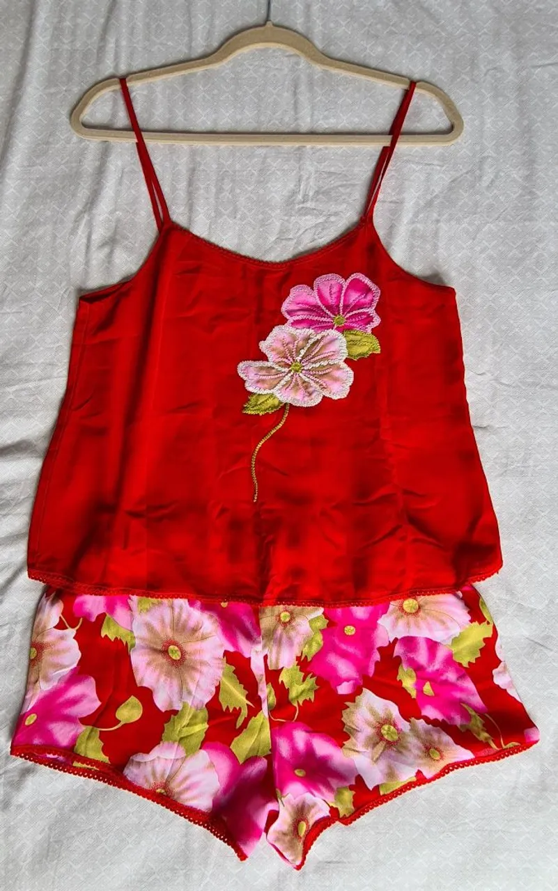 Conjunto de pijama floral vermelho
