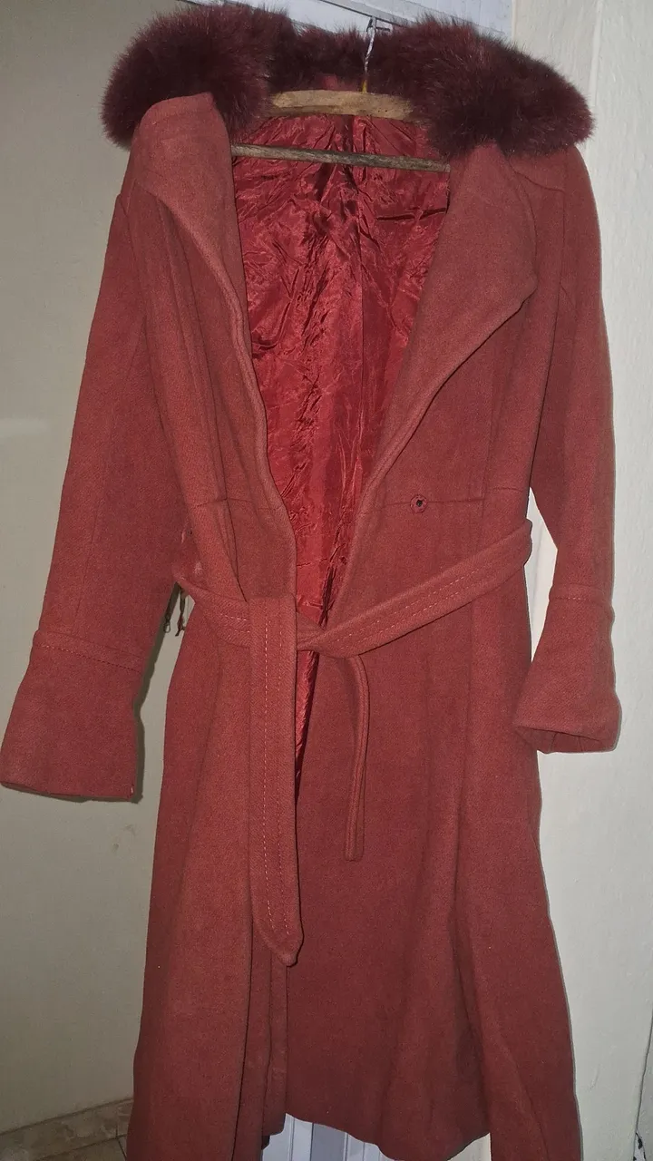 Casaco Feminino de Lã Vermelho com Gola de Pele tamanho médio, made França Paris. Usado.