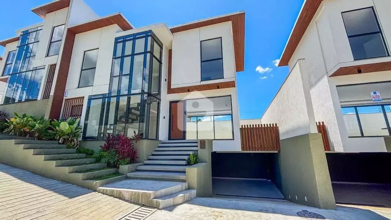 Casa com 244m², em condomínio inteligente, à venda no Valparaíso