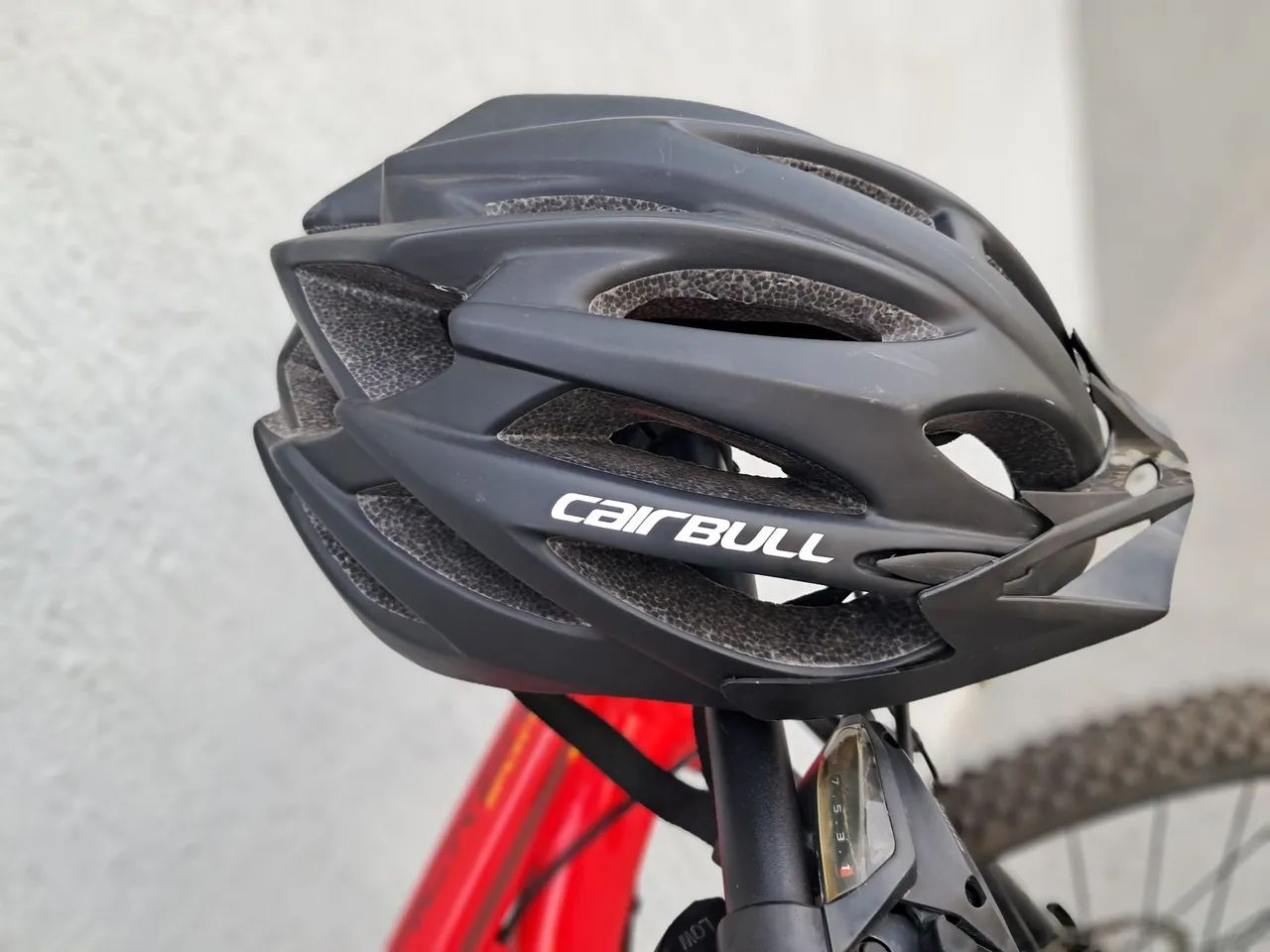 Bicicleta Oggi 29 quadro 15,5 semi nova + capacete preto fosco + Cadeado com chave - Foto 4