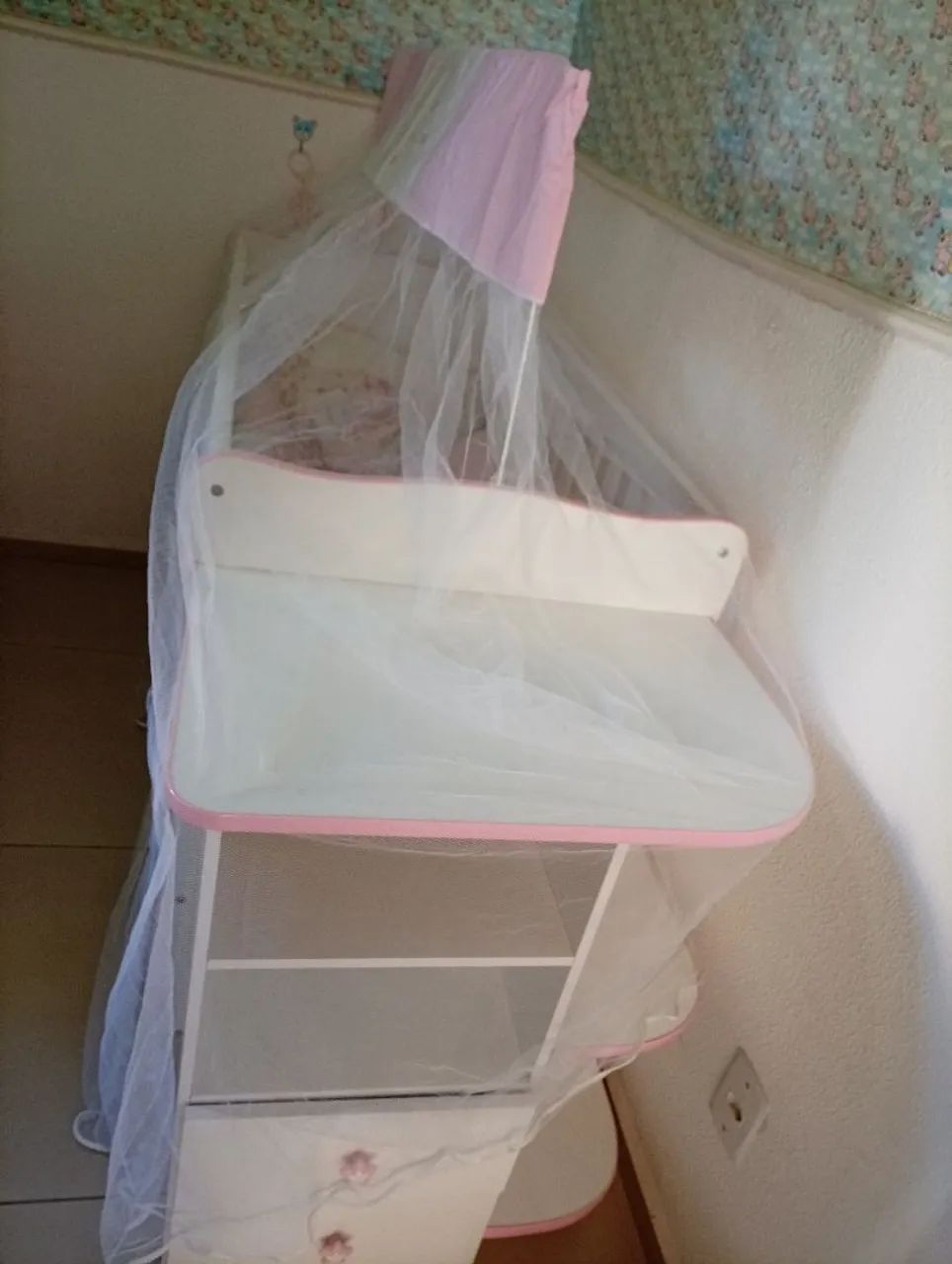 Berço,  colchão, mosquiteiro e protetores laterais. - Foto 2