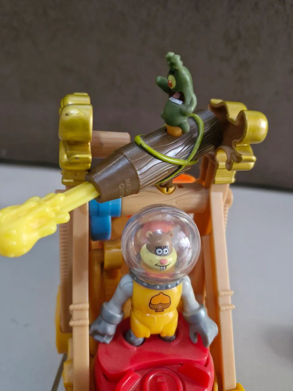 Brinquedo Bob Esponja - Sandy com Catapulta e Plankton - Foto 5