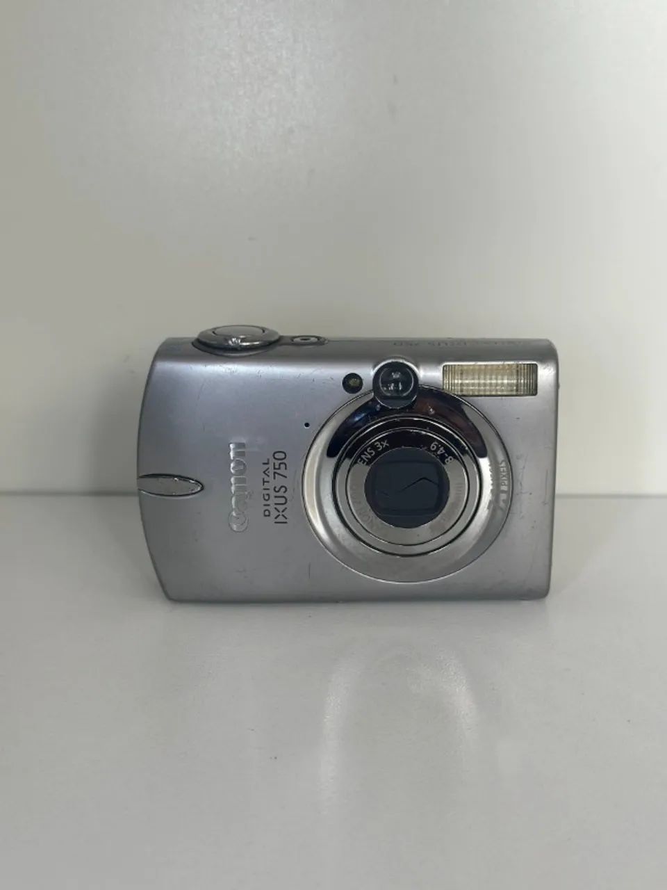 Canon IXUS 750 7.1 MP Digital Camera + Accessories64318617800066120