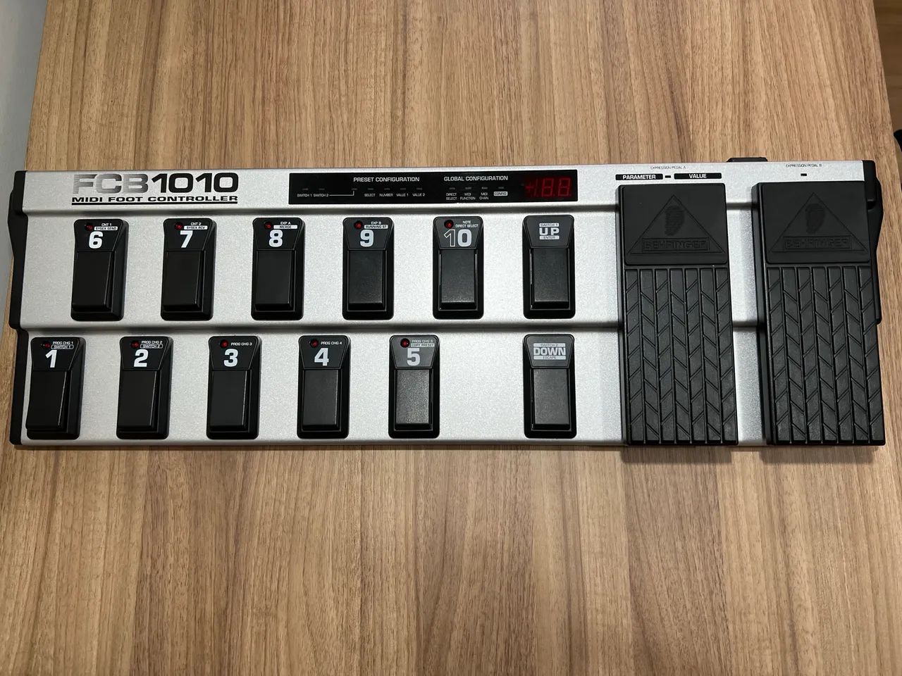 Controladora Behringer FCB1010 Midifoot Controller Pedaleira 127V - Foto 6