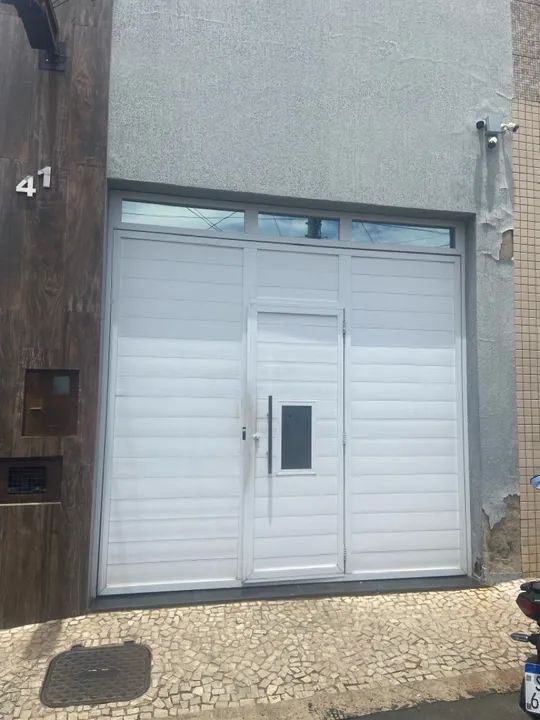 Porta de garagem branca em ótimo estado