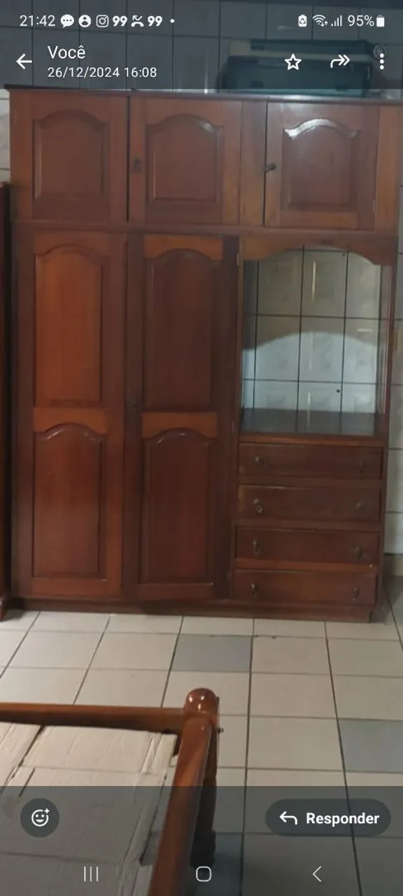 Guarda-roupa de madeira maciça