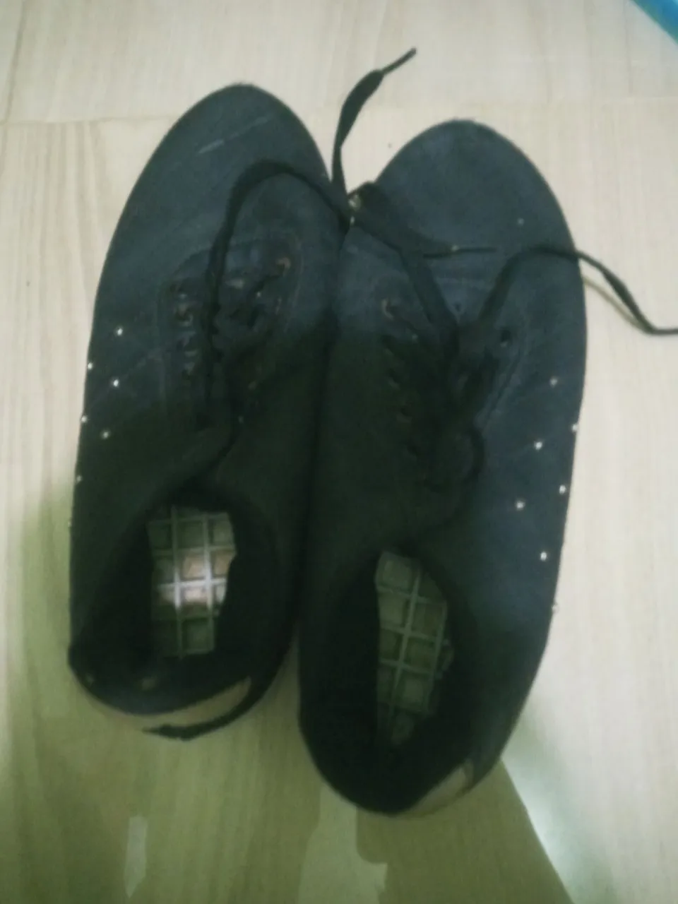 Tênis preto com detalhes
