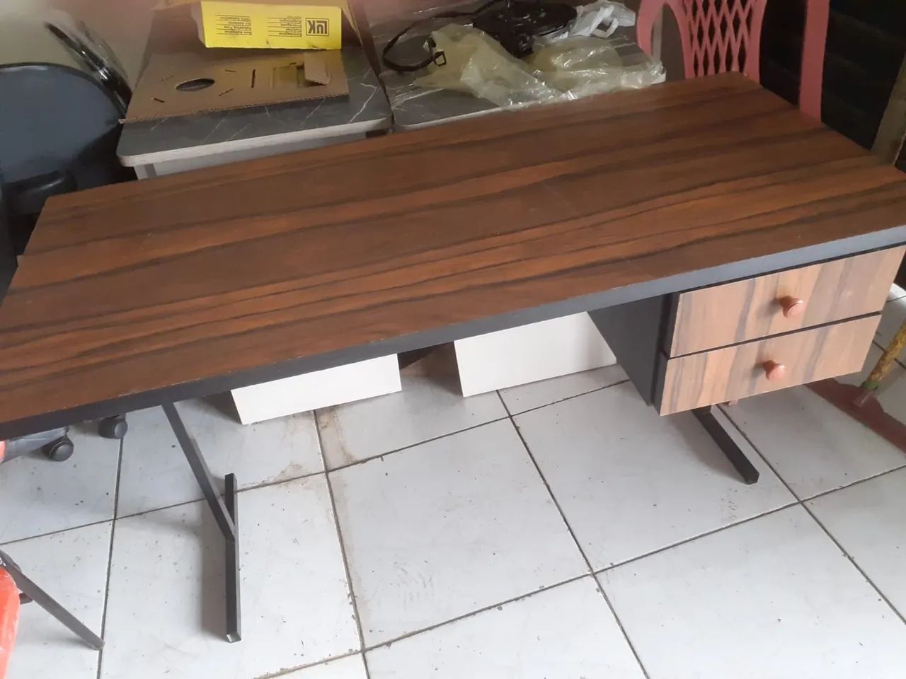 mesa escritório reta em mdf e ferro, cada unidade custa 400