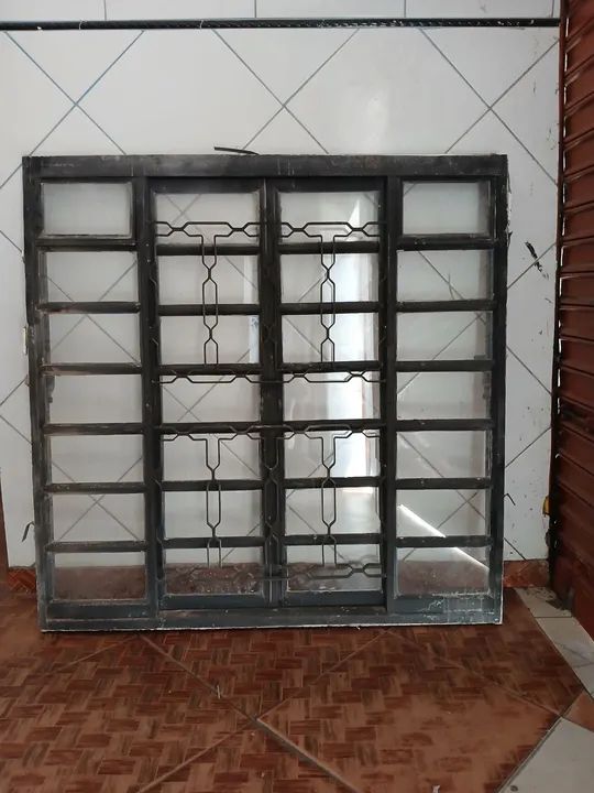 Janela de madeira com venezianas - Foto 4