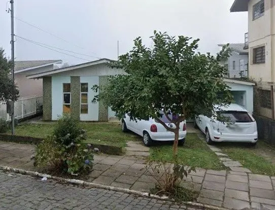 Localizada no bairro Pio X, em Farroupilha/RS, esta casa de alvenaria é ideal para quem bu