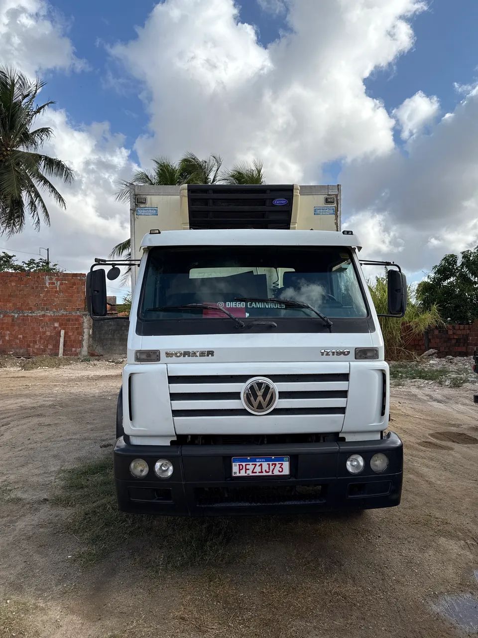 Vendo caminhão baú frio tudo revisado 