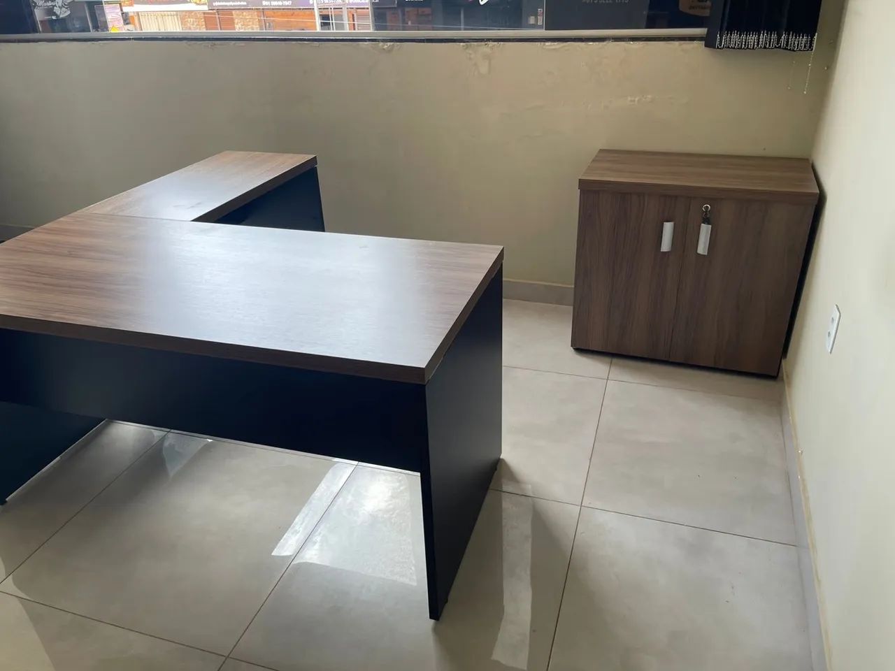 Combo Mesa com Cadeira e Armário em L para Escritório com Armário - Foto 3