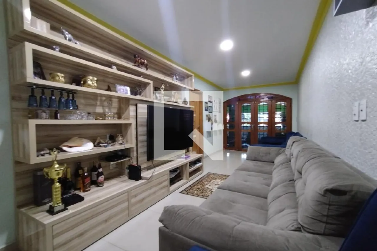 //Casa com 5 suítes em Petrópolis