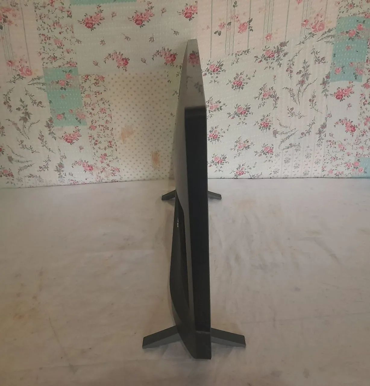 LG 24-inch Smart TV!!64167722856579124