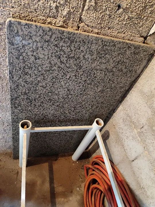 Mesa de granito com base branca em metal  - Foto 2