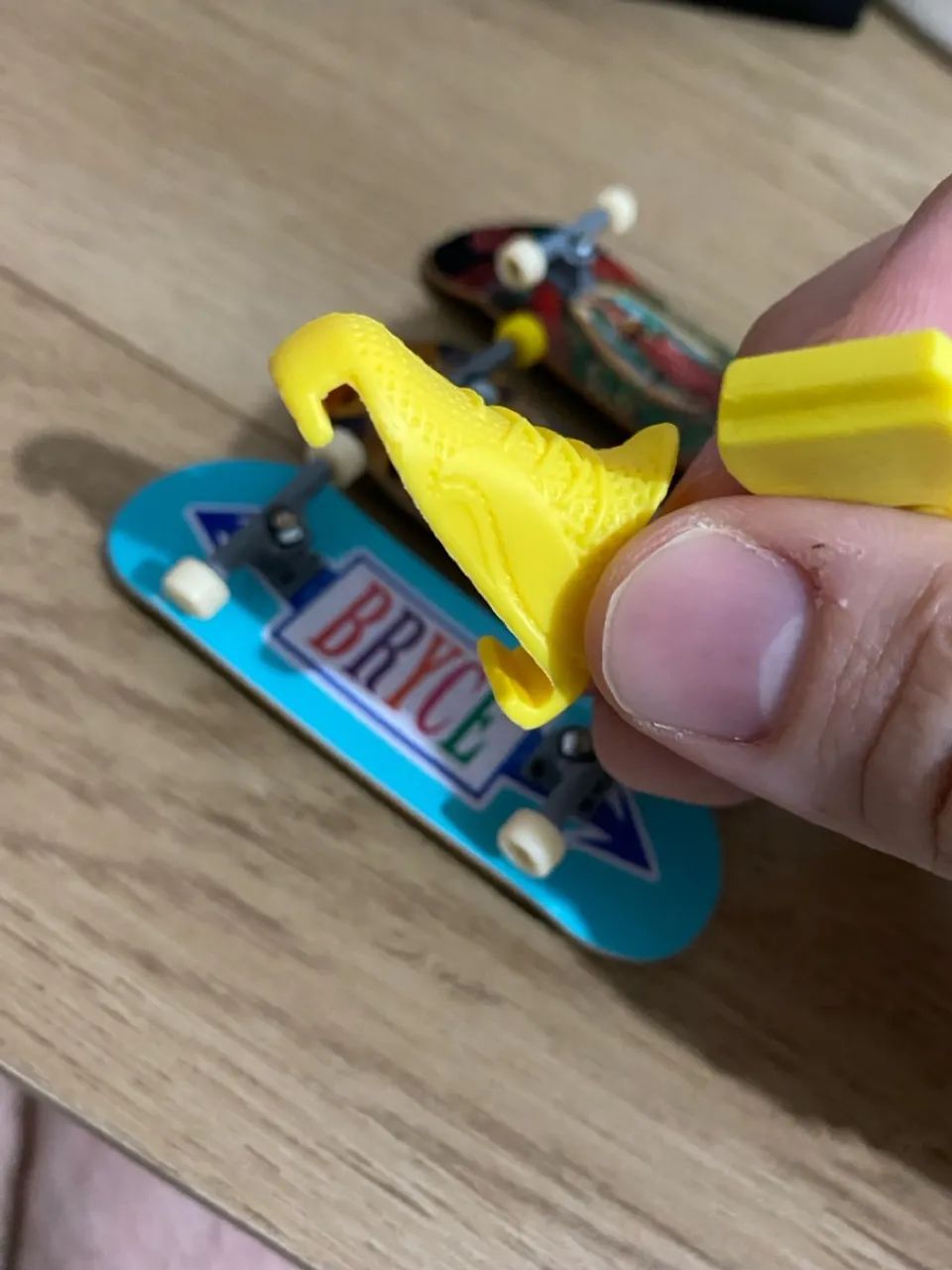 Três skates teck deck + par de tênis para dedos  - Foto 4