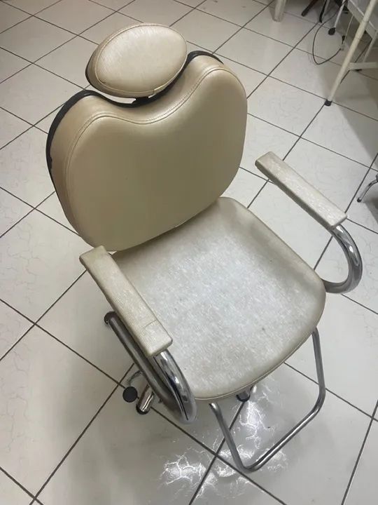 Cadeira de Barbeiro - Estofada e Ajustável - Foto 2