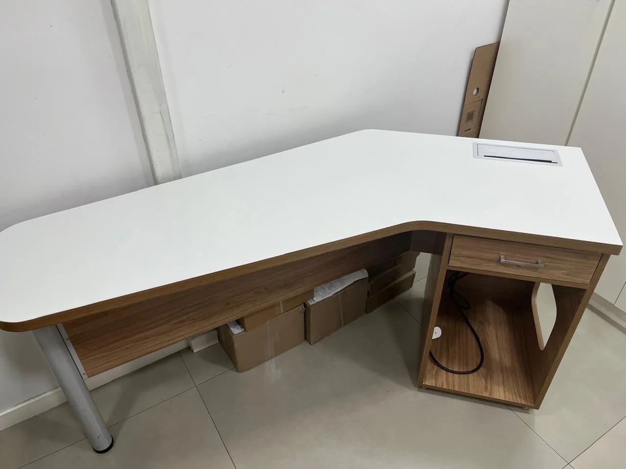 Mesa de escritório em L com gaveta e passa fios